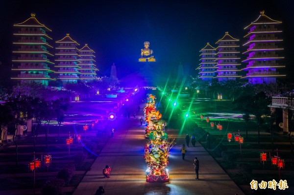 鳴鑼聲響,提燈大會從佛館起程,沿途經過佛光大道與熱鬧的春節市集,最後回到佛光山大雄寶殿獻燈祈福。(記者張忠義攝)