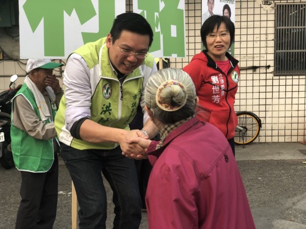 立委劉世芳陪市議員參選人站街頭拜票。（記者王榮祥翻攝）