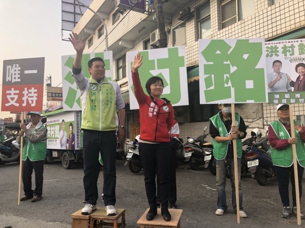 立委劉世芳陪市議員參選人洪村銘站街頭拜票。（記者王榮祥翻攝）