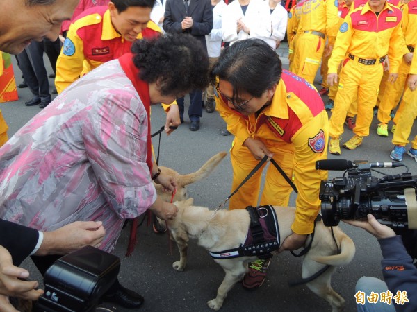 搜救犬Roger受贈紅包。（記者黃旭磊攝）