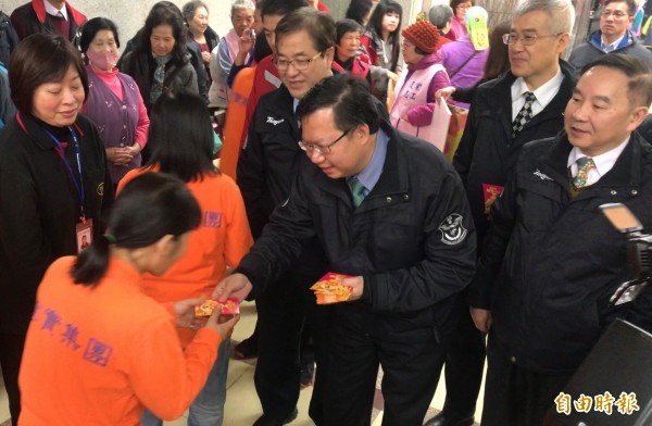 桃園市長鄭文燦於小年夜向同仁辭歲，並發放福袋。（記者謝武雄攝）