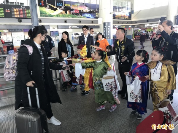 許多遊客看到幼兒園學童發紅包袋，都直呼「好可愛」。（記者林宜樟攝）