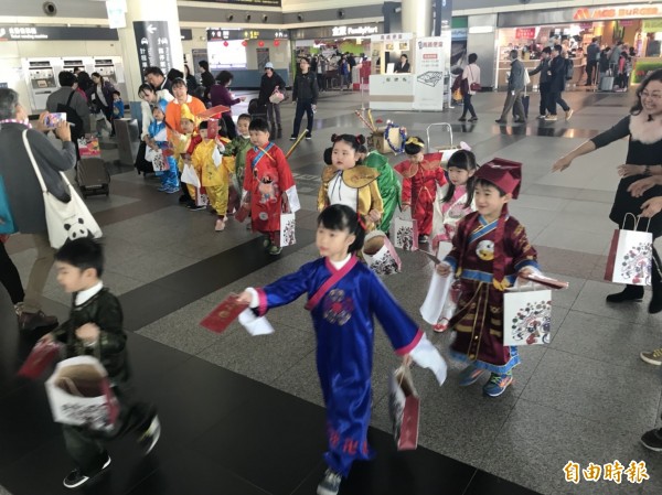 曉明幼兒園學童在高鐵嘉義站發紅包袋。（記者林宜樟攝）