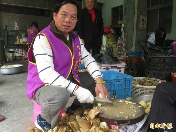 竹山克明宮籌備萬人冬筍餐，動員大批志工切剝冬筍。（記者劉濱銓攝）