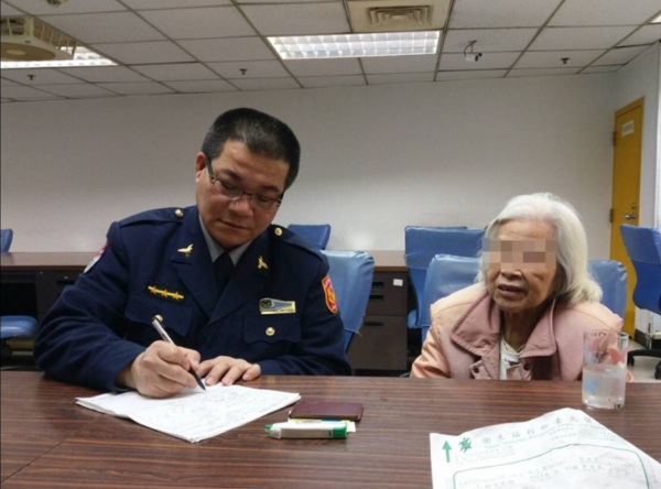 台北捷運警察隊第一分隊警員高玉樹，耐心聽86歲游阿嬤的抱怨，意外發現阿嬤的小冊子，讓他順利聯絡上孫女前來接回。（記者陳恩惠翻攝）