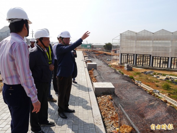 台中市府建設局長黃玉霖（右一）勘查花博外埔聯外道路工程。（記者張軒哲攝）