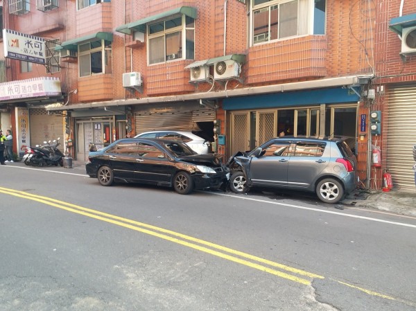 張姓通緝犯駕駛的黑色轎車，為逃避警方追棄，連撞2車後逃逸。（民眾提供）