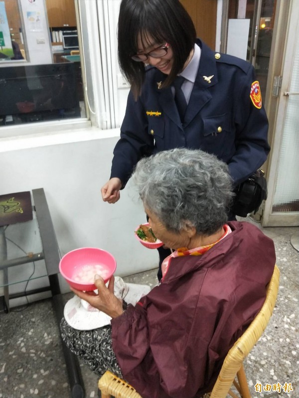 員警提供熱食給老奶奶裹腹，讓老人家相當感動。（記者顏宏駿攝）