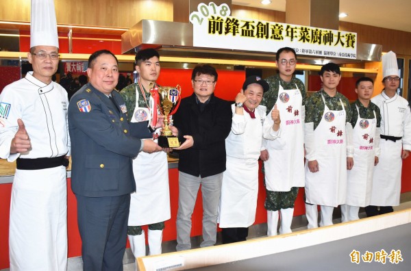 六軍團辦創意年菜廚神大賽，提升部隊食勤技藝，六軍團政戰主任謝明德（左二）、南亞技術學院董事長杜盛德（左四）、名廚阿基師（中）頒發冠軍獎盃給獲獎隊伍。（記者李容萍攝）