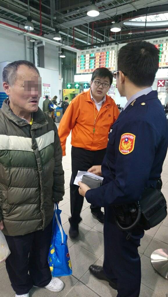 除夕失業的陳姓視障者，因為暖警幫忙，有勇氣面對人生。（警方提供）