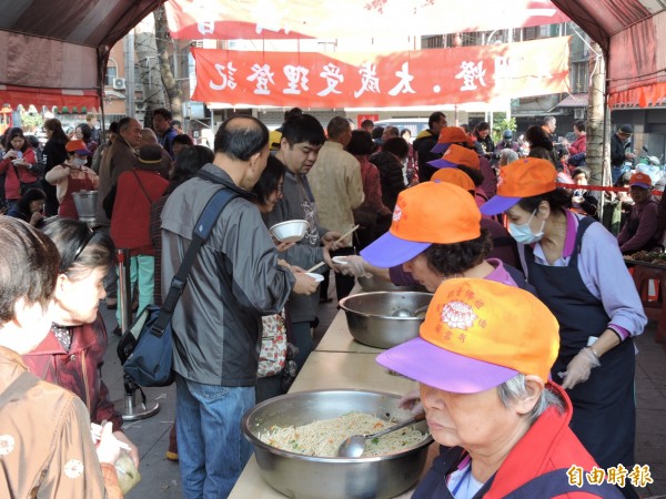 板橋接雲寺準備平安麵、熱湯圓等供信眾享用。（記者賴筱桐攝）