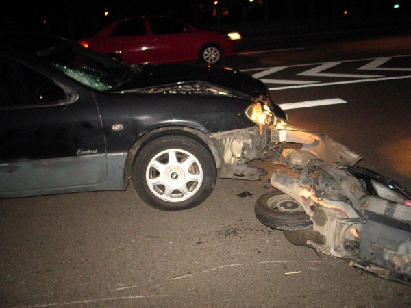 小客車前保桿脫落、引擎蓋凹折，前擋風玻璃碎裂，機車則毀損嚴重。（記者彭健禮翻攝）（記者彭健禮攝）