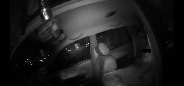 警方用力拍打車窗喚醒躺在駕駛座的賴男。（記者許國楨翻攝）