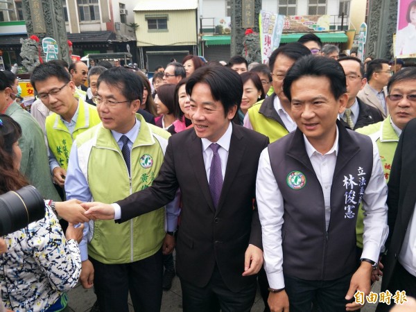 行政院長賴清德今日參拜祈福，展現高人氣。（記者邱灝唐攝）