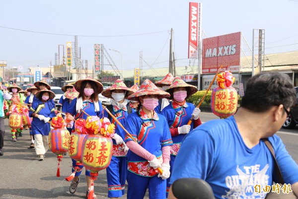 恭迎王爺奶奶回娘家的隊伍綿延數百公尺，在台3線九如鄉路段還出現短暫塞車情形。（記者邱芷柔攝）