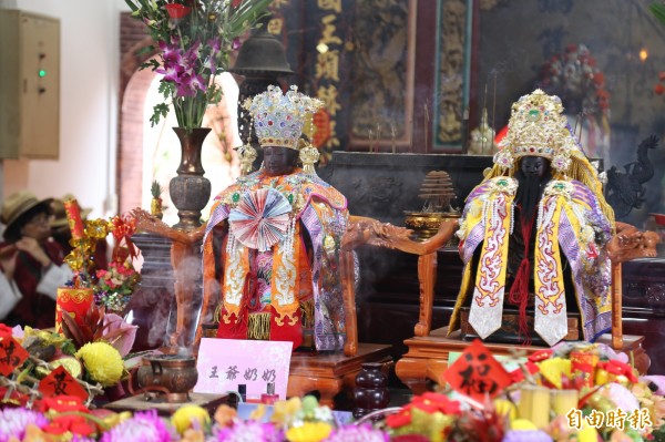 每年大年初二是嫁出去的女兒回娘家的日子，屏東縣九如鄉三山國王廟的王爺奶奶也在這天「轉後頭（台語：回娘家）」。（記者邱芷柔攝）