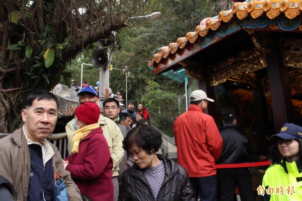 許多民眾一早排隊等待，綿延整個登山步道。（記者邱書昱攝）