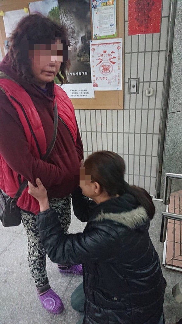 許女見到媽媽時突然下跪痛哭,向媽媽道歉。(記者許國楨翻攝) 許女見到媽媽時突然下跪痛哭,向媽媽道歉。(記者許國楨翻攝)