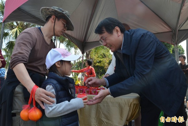 雲林縣副縣長丁彥哲今天到農博生態園區發送福袋。（記者黃淑莉攝）