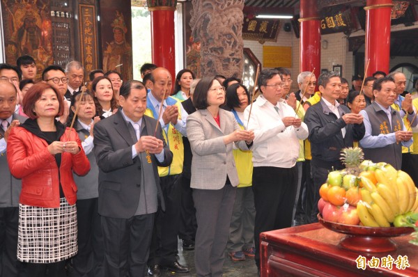 蔡英文總統（前中）在三崇宮上香祈福。（記者周敏鴻攝）