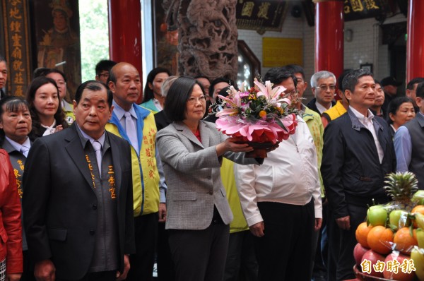 蔡英文總統（前中）在三崇宮上香祈福。（記者周敏鴻攝）