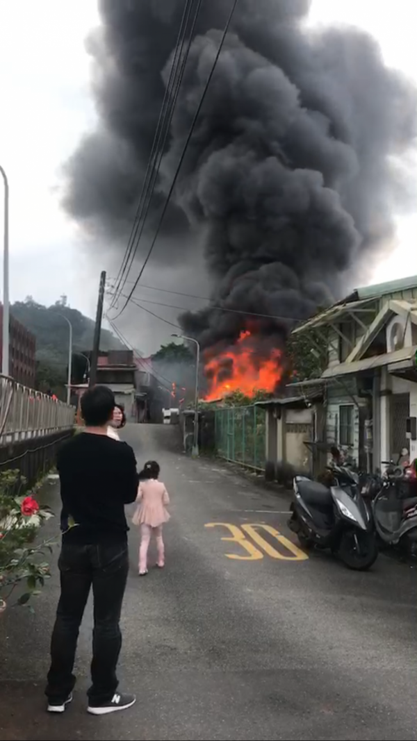 北市基隆路三段155巷內眷村今天中午發生火警。（記者陳恩惠翻攝）