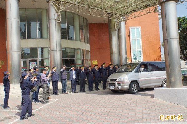 台西警分局同仁為分局長曾學貴送行，大呼「任務已經完成，分局長辛苦了！」（記者詹士弘攝）