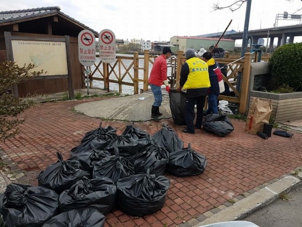 竹南鎮公所公園路燈管理所所長鍾興萬與龍山里里長陳幸順犧牲年節假期，與志工共9人花了5小時清理魚屍。（記者鄭名翔翻攝）