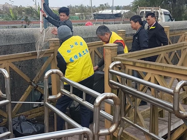 鈴木埤生態水岸休憩公園再度傳出魚群大量暴斃，已是3個月內第3起。（記者鄭名翔翻攝）