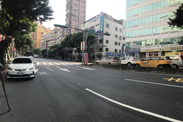 女警遭撞路口。（記者黃捷翻攝）