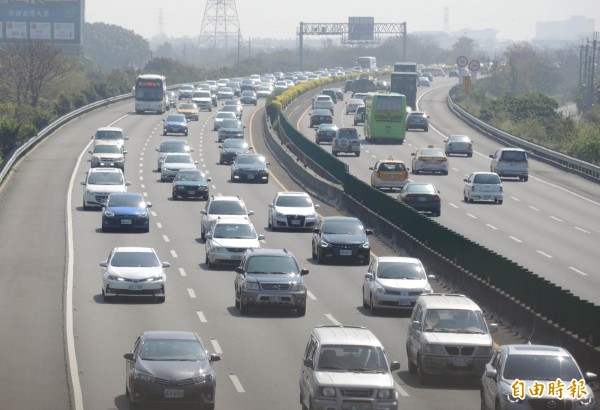 今天年初三，出遊與北返車潮塞爆國道1號彰化北上路段，與南下車潮呈明顯對比。（記者湯世名攝）