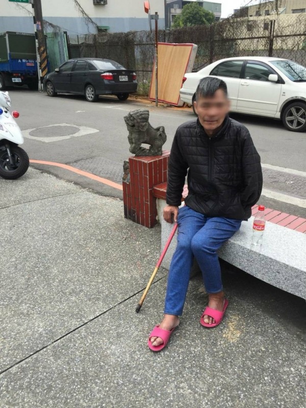 桃園市64歲黃姓男子左手截肢且罹患失智症，大年初一晚間外出散步走失，初二上午被發現在社區巷弄團團轉走路，走累了在土地公廟後方休息被警尋獲。（記者余瑞仁翻攝）