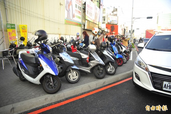 海安路上違規停車狀況。（記者王捷攝）