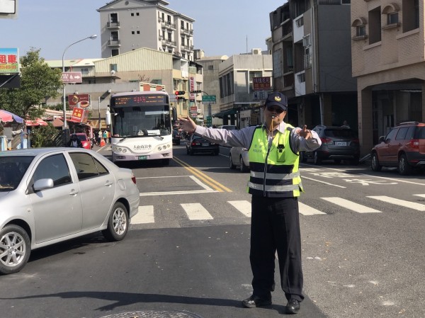 台南市警四分局為了疏導觀光人潮，投入大量警力。（記者王捷翻攝）