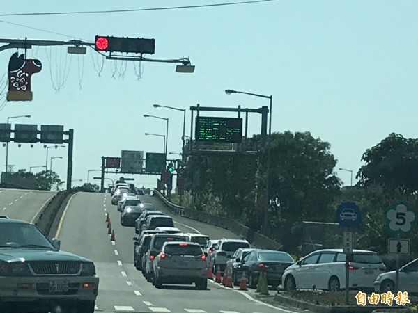 頭城交流道口也出現排隊車龍。（記者林敬倫攝）