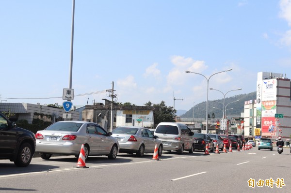 頭城交流道口也出現排隊車龍。（記者林敬倫攝）