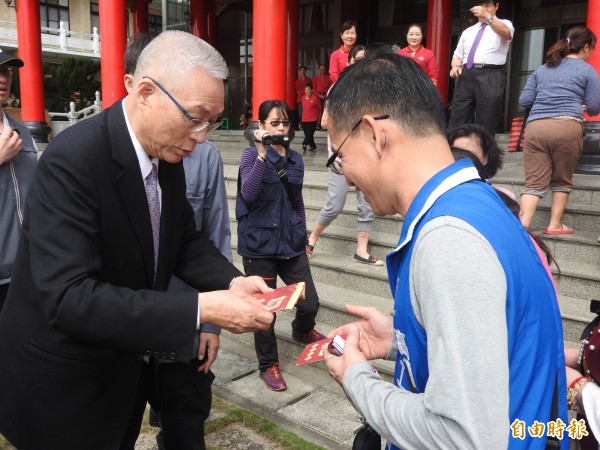 吳敦義（左）還發放紅包給信眾，祝福大家新年快樂。（記者方志賢攝）