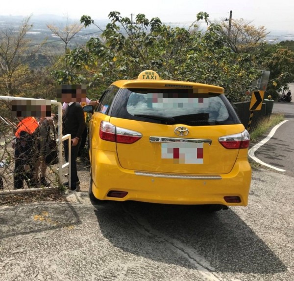 計程車搭載8名遊客到崗山之眼，返途車禍8人受傷。（記者方志賢翻攝）