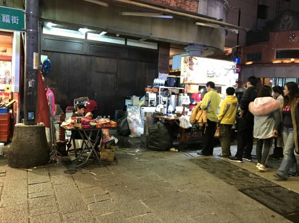 民眾爆料，違規攤販占用道路販賣飲料及爆竹煙火，明目張膽違規，新北市政府卻放任不理。（記者吳仁捷翻攝）