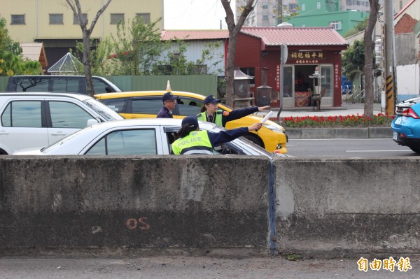 員警在管制崗哨檢查，車內必須3人以上才會放行上高速公路。（記者張聰秋攝）