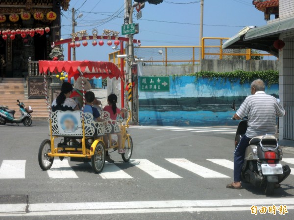 高市警局提醒旗津遊客，駕駛四輪電動車務必注意行駛路線，否則過完年可能會收到紅單。（記者黃良傑攝）