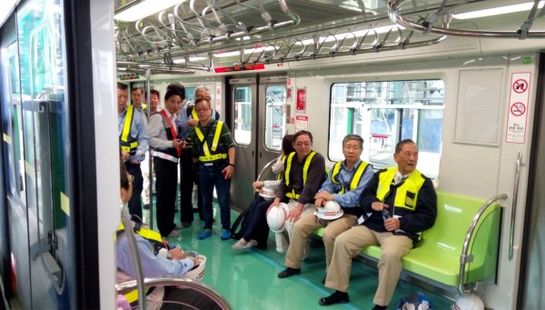 林陵三(右1)搭乘捷運到G17烏日高鐵站,了解各系統和行控中心的整合情形。(台中市交通局提供)