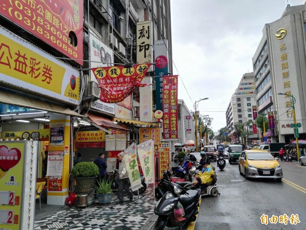 花蓮市公園路與中山路交叉口這區域金融銀行林立，也有許多彩券行開在這裡。（資料照）