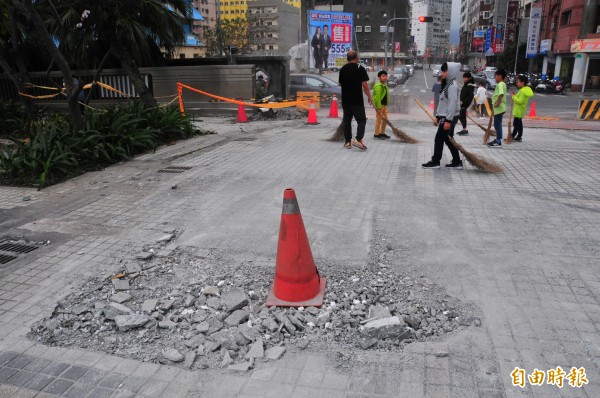 災後校園還多處地面有破碎的水泥磁磚塊，開學第一天，孩子們拿起掃帚打掃整理。（記者花孟璟攝）