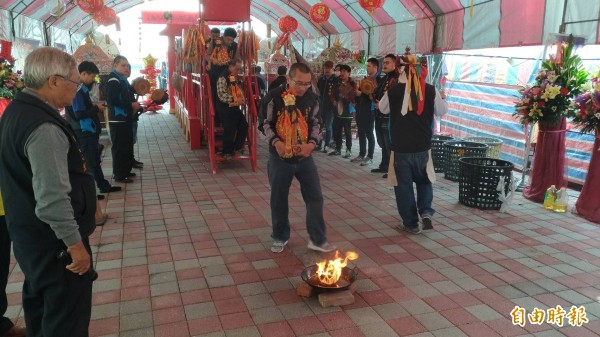 台南四鯤鯓龍山寺舉行過平安橋祈福儀式。（記者王俊忠攝）