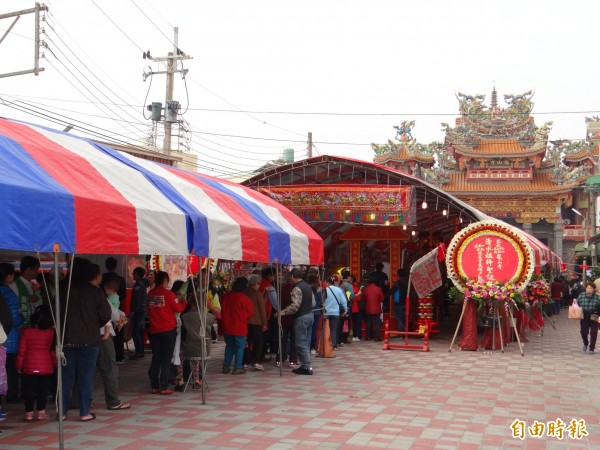 台南四鯤鯓龍山寺舉行過平安橋祈福儀式，參與信眾排成人龍等候。（記者王俊忠攝）