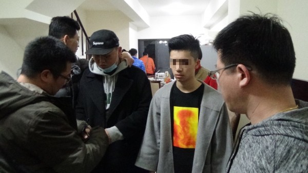 警方逮捕林男(左二)與施男(右一),裁定羈押獲准。(記者張瑞楨翻攝)