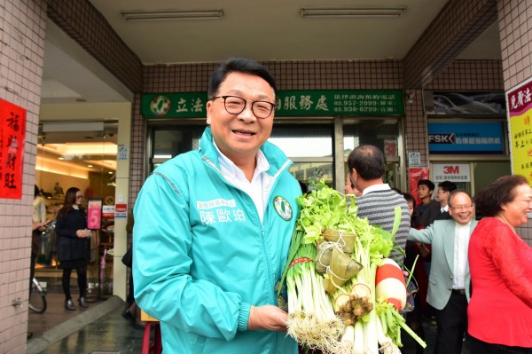 立委陳歐珀今選在宜蘭縣羅東鎮服務處舉辦新春團拜，陳還準備芹菜、蔥蒜、菜頭、粽子等食物，祈求年底大選勝出。（記者張議晨攝）