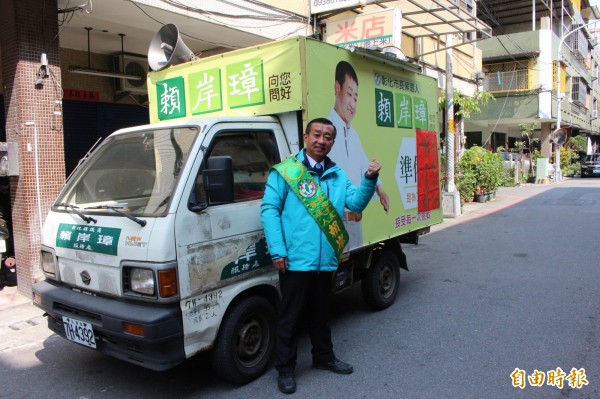 賴岸璋拜票車隊穿梭在市區街道，全力衝刺。（記者張聰秋攝）車牌請打馬。