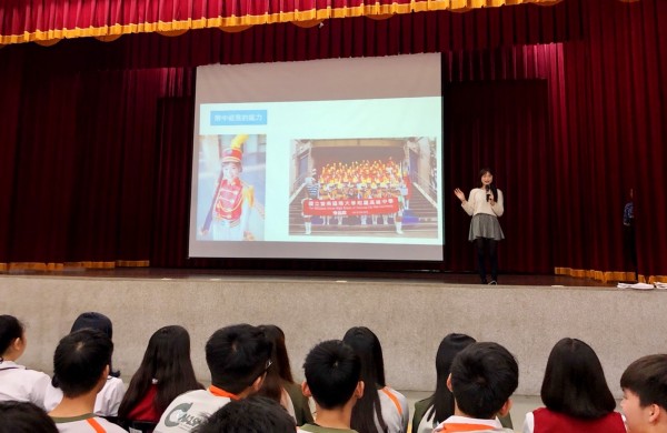 2017台灣小姐冠軍高曼容對學弟妹演講時說，高中參加儀隊訓練對她幫助很大。（暨大附中提供）